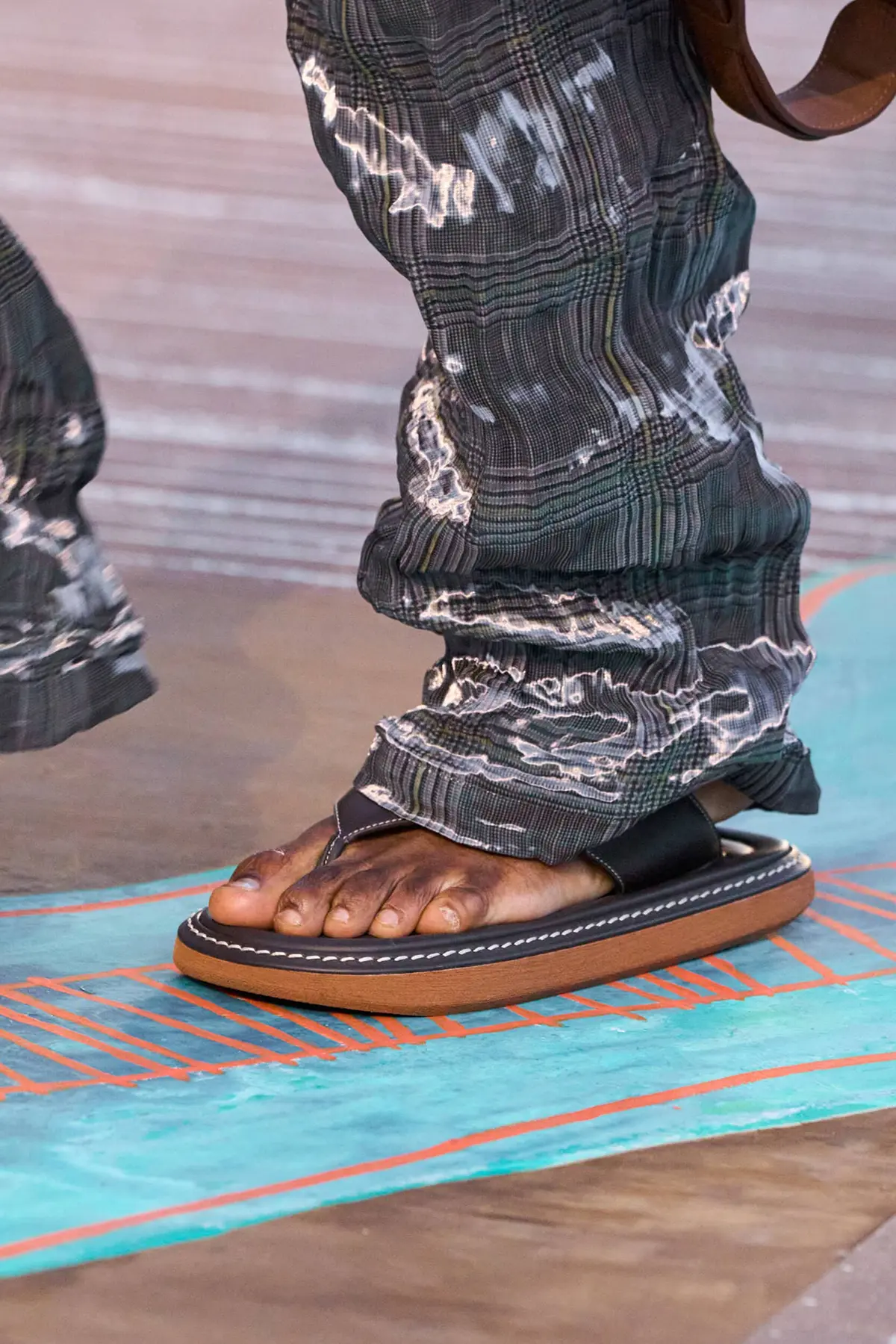 Pharrell Williams signe le retour des tongs avec sa collection Printemps 2026 pour Louis Vuitton