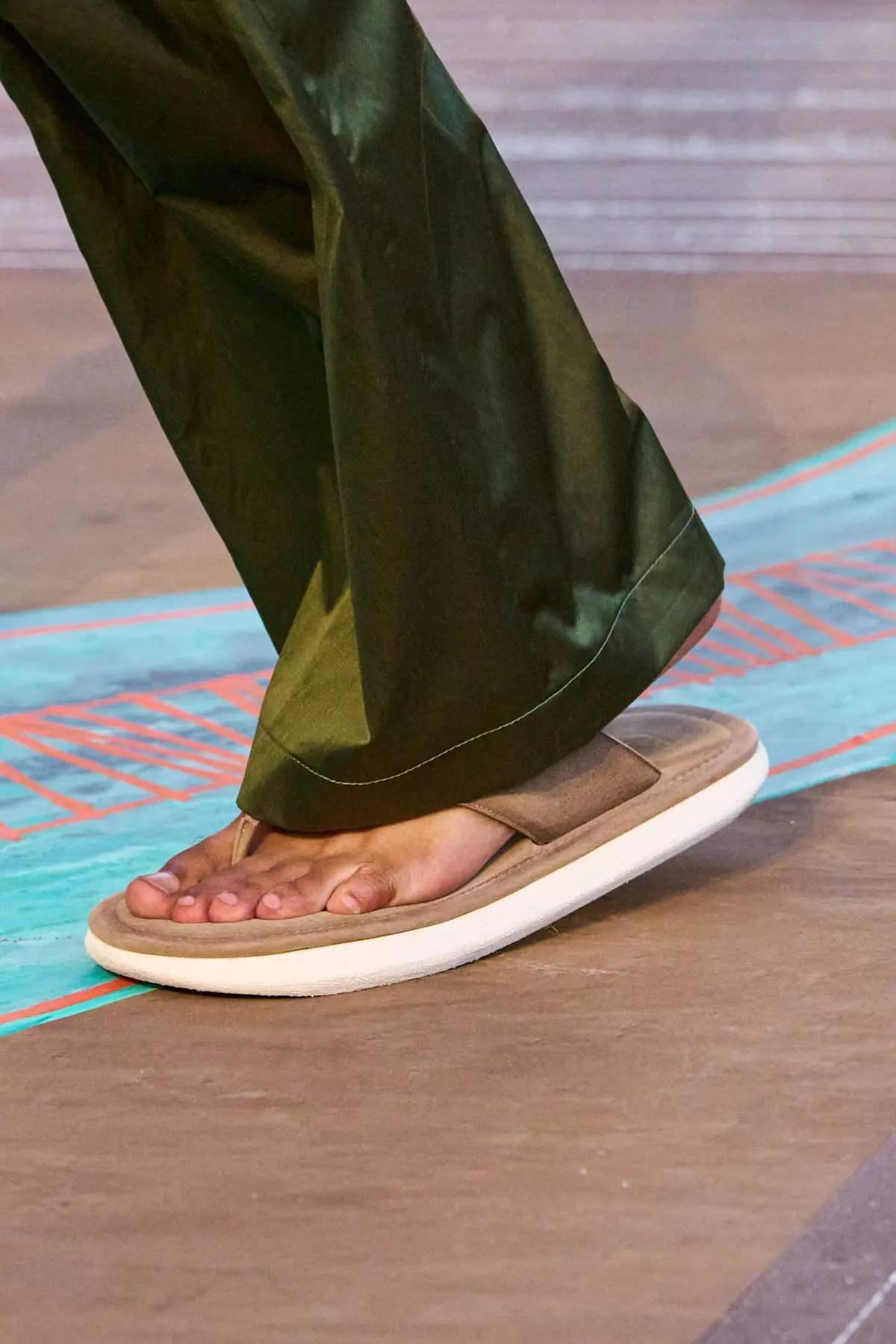 Pharrell Williams signe le retour des tongs avec sa collection Printemps 2026 pour Louis Vuitton