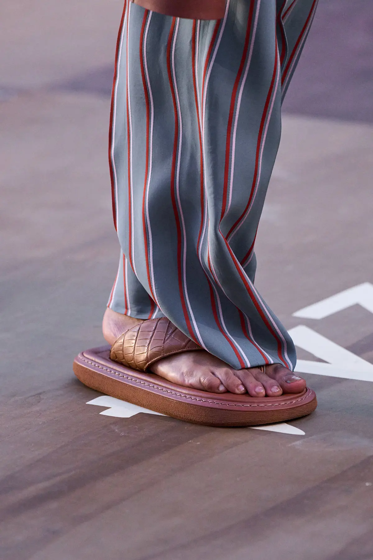 Pharrell Williams signe le retour des tongs avec sa collection Printemps 2026 pour Louis Vuitton