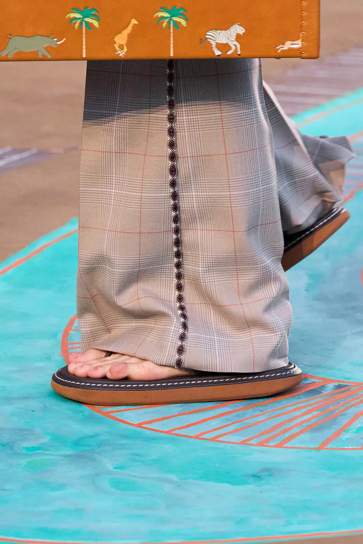 Pharrell Williams signe le retour des tongs avec sa collection Printemps 2026 pour Louis Vuitton