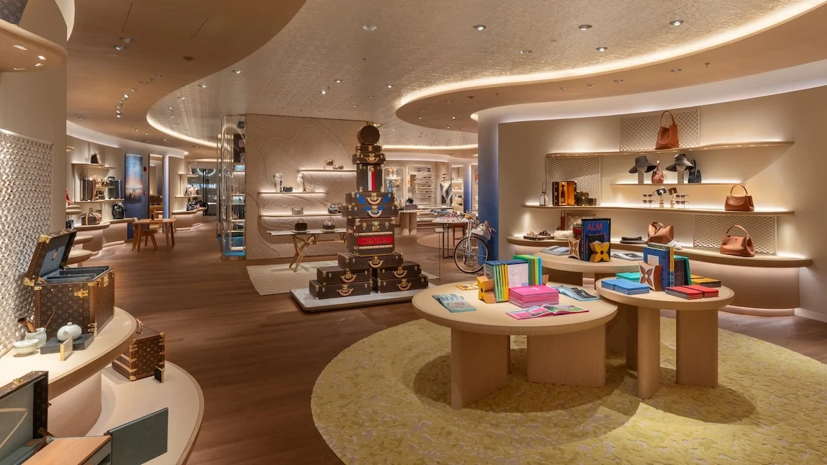 Louis Vuitton The Louis Shanghai 4 La dernière folie de Louis Vuitton à Shanghai : « The Louis », un concept store en forme de vaisseau de luxe futuriste
