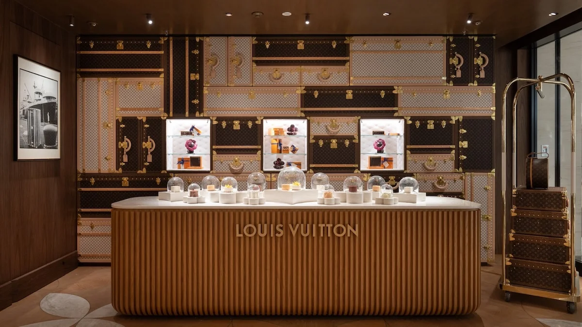 Louis Vuitton The Louis Shanghai 5 La dernière folie de Louis Vuitton à Shanghai : « The Louis », un concept store en forme de vaisseau de luxe futuriste