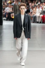 Maison Mihara Yasuhiro Spring Summer 2026 Paris Fashion Week 1 Printemps 2026 : Maison Mihara Yasuhiro redéfinit la notion de normalité