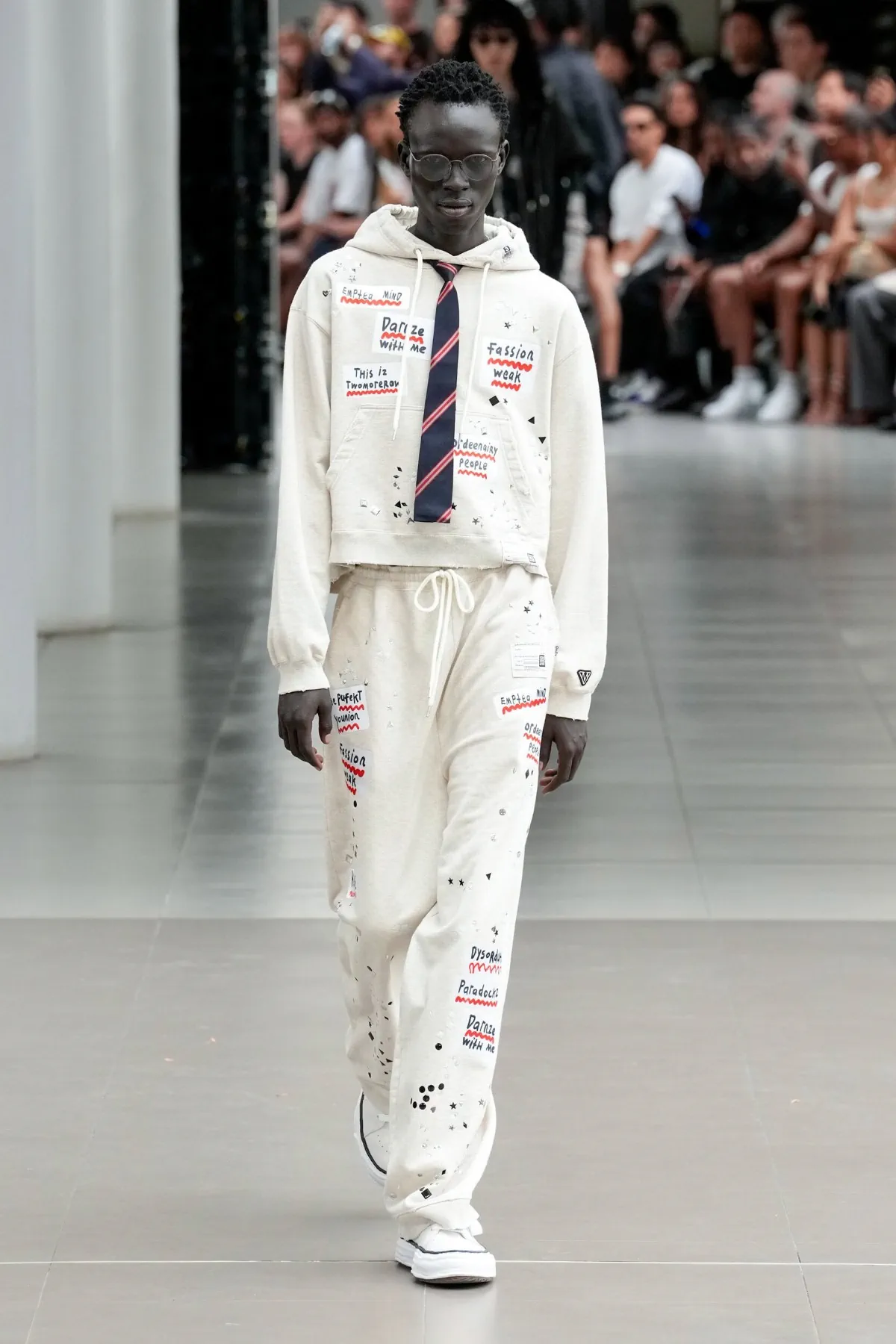 Printemps 2026 : Maison Mihara Yasuhiro redéfinit la notion de normalité