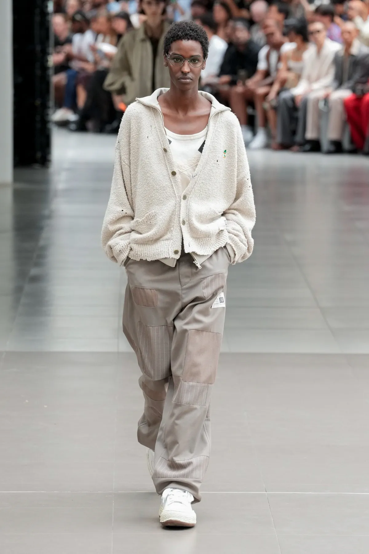 Maison Mihara Yasuhiro Spring Summer 2026 Paris Fashion Week 4 Printemps 2026 : Maison Mihara Yasuhiro redéfinit la notion de normalité
