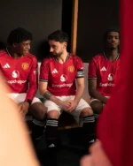 Manchester United dévoile son maillot domicile 2025/26 aux couleurs d'Old Trafford