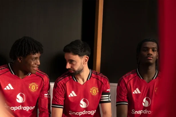 Manchester United dévoile son maillot domicile 2025/26 aux couleurs d'Old Trafford