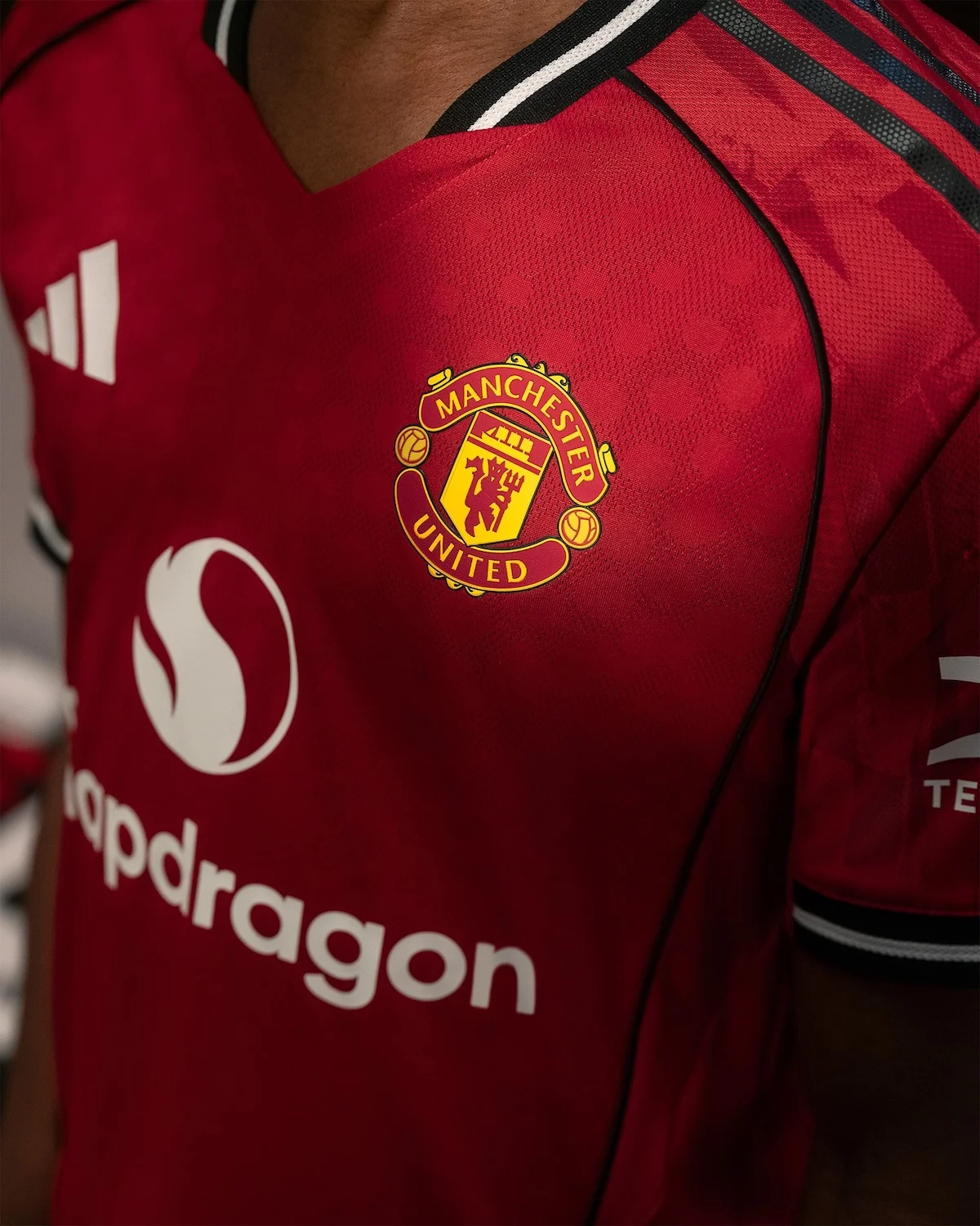 Manchester United Maillot domicile 2025 26 4 Manchester United dévoile son maillot domicile 2025/26 aux couleurs d'Old Trafford