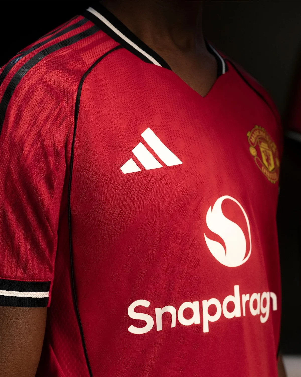 Manchester United Maillot domicile 2025 26 5 Manchester United dévoile son maillot domicile 2025/26 aux couleurs d'Old Trafford