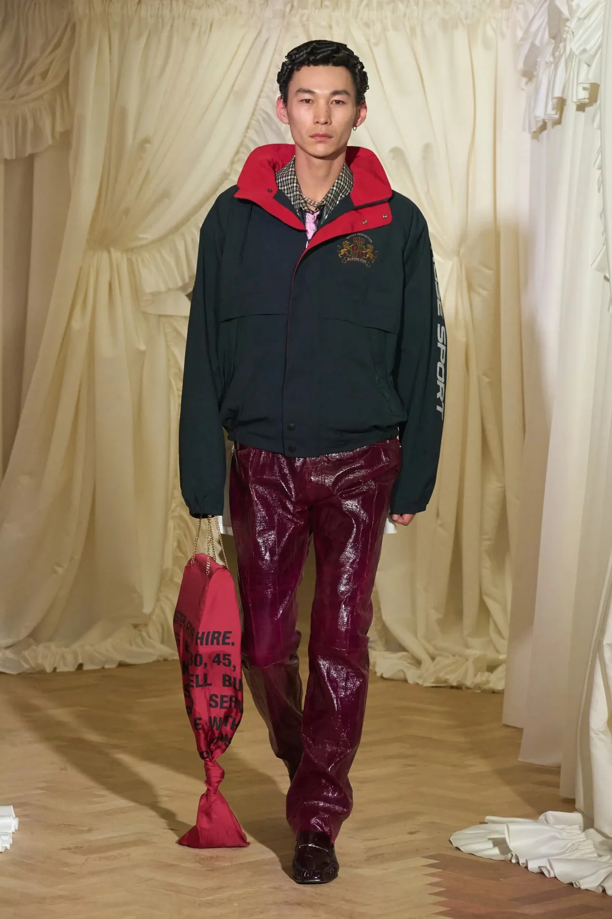 Pour le printemps 2026, Martine Rose opère une mutation complète de son langage stylistique