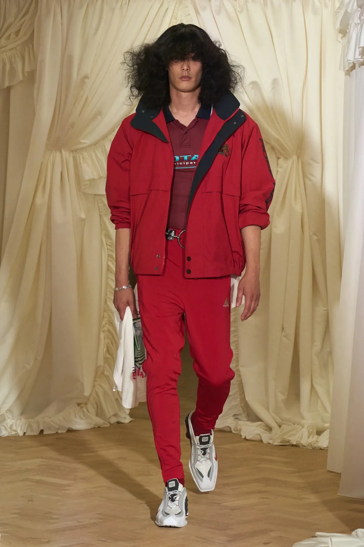 Pour le printemps 2026, Martine Rose opère une mutation complète de son langage stylistique