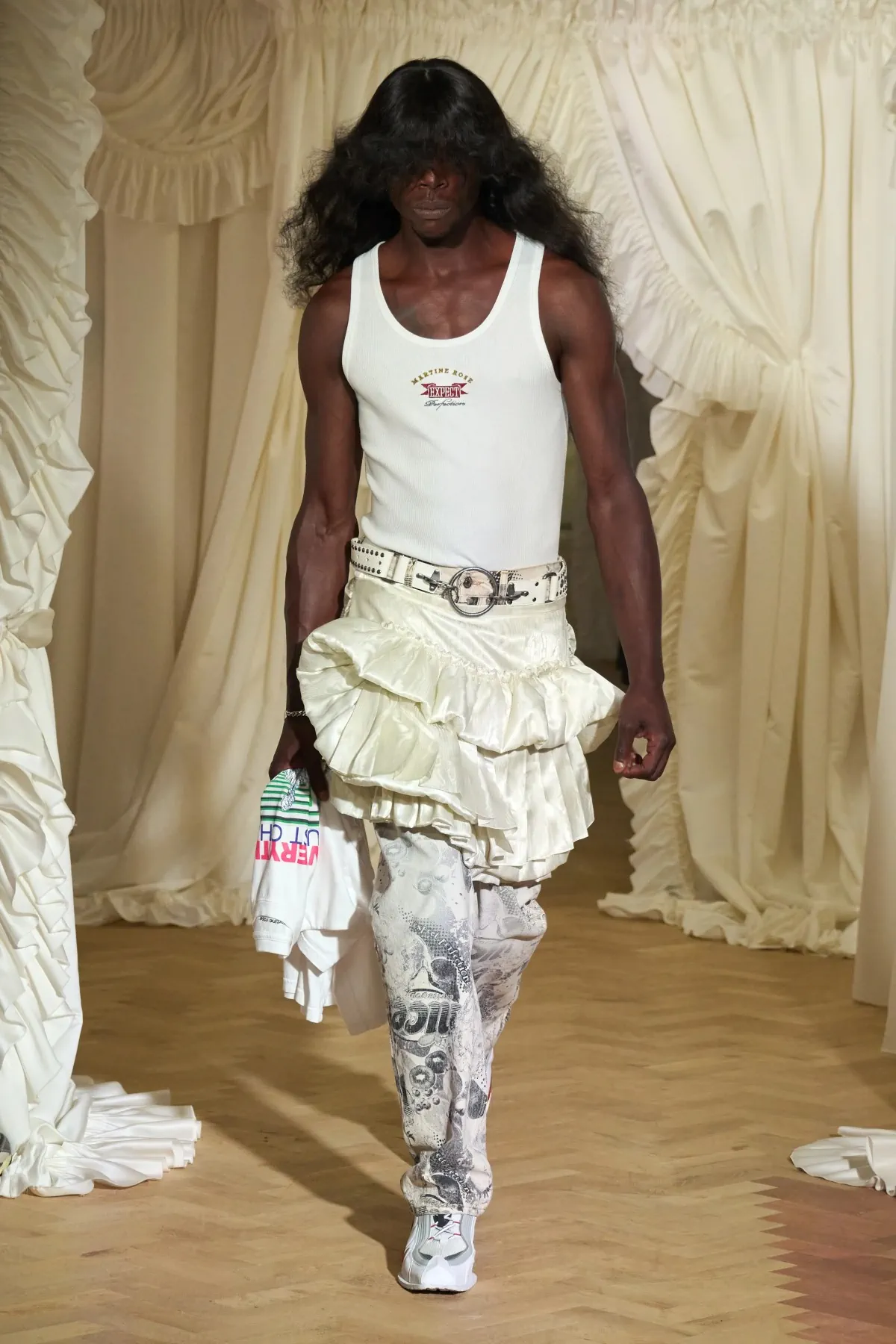 Pour le printemps 2026, Martine Rose opère une mutation complète de son langage stylistique