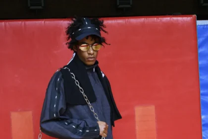 Adrian Appiolaza réinvente la masculinité avec sa collection printemps 2026 pour Moschino