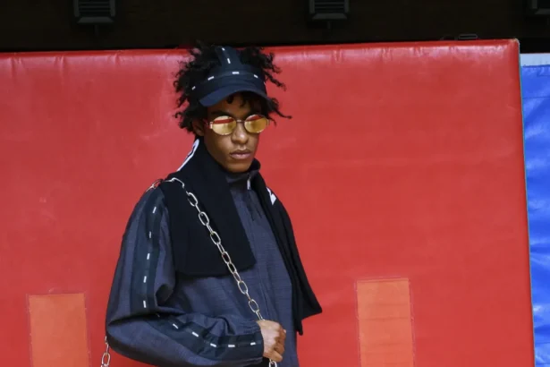 Adrian Appiolaza réinvente la masculinité avec sa collection printemps 2026 pour Moschino