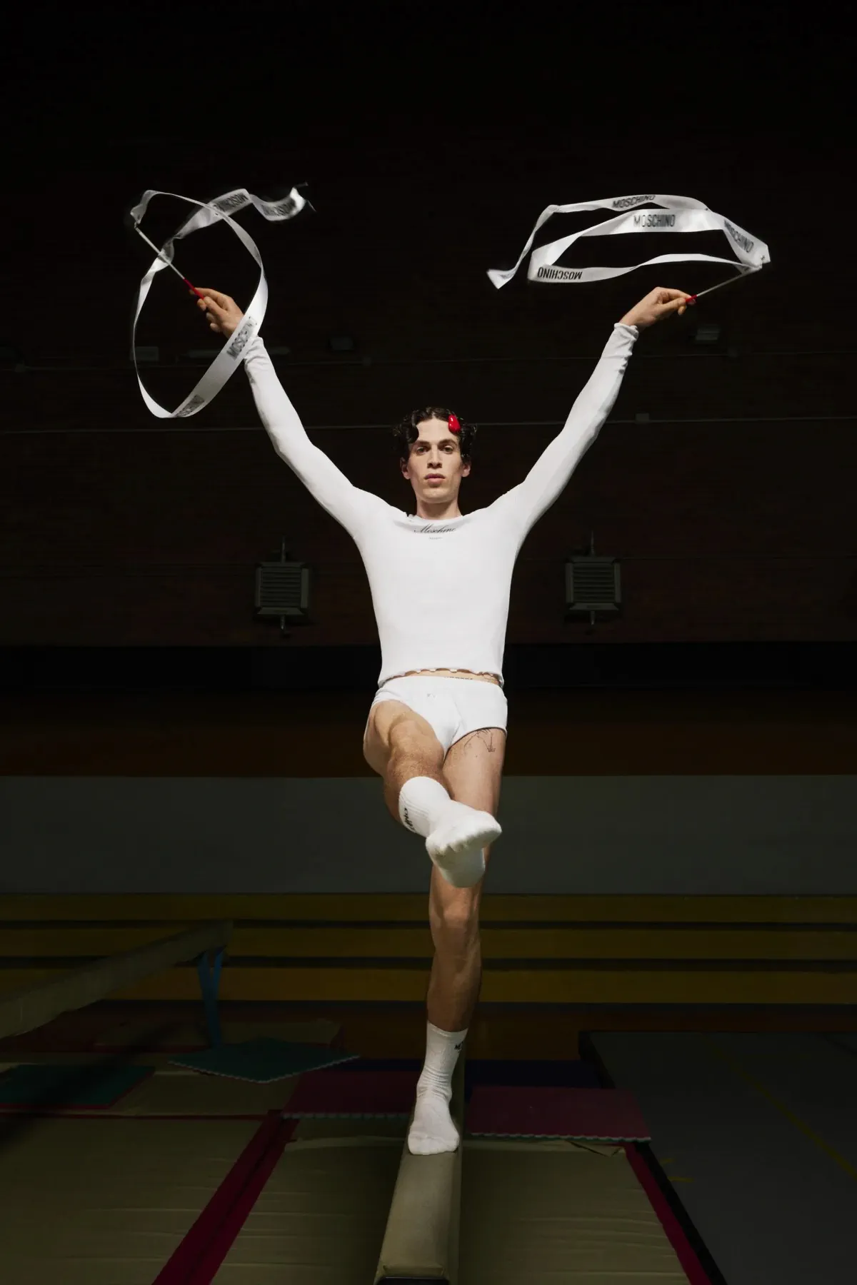 Adrian Appiolaza réinvente la masculinité avec sa collection printemps 2026 pour Moschino