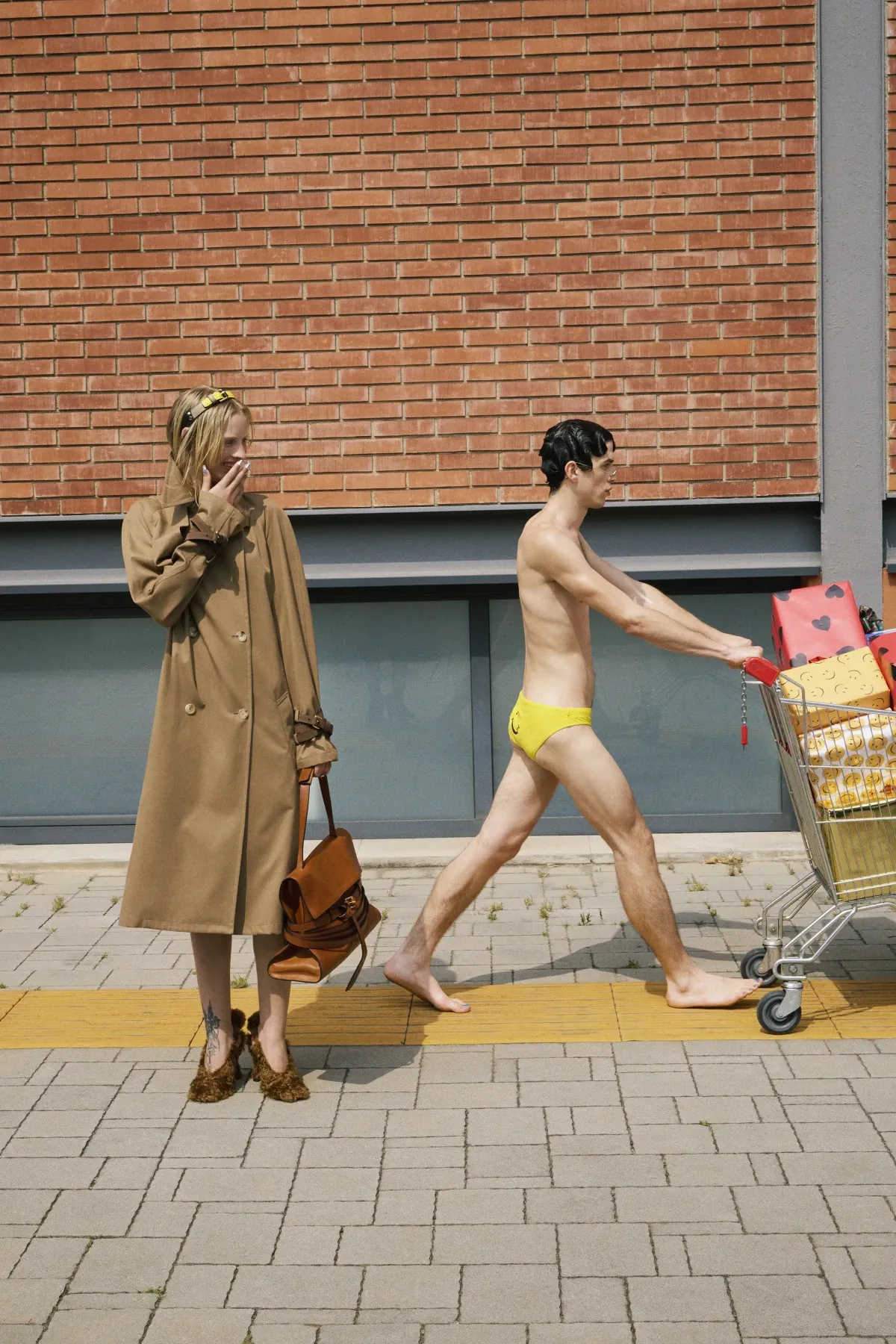 Adrian Appiolaza réinvente la masculinité avec sa collection printemps 2026 pour Moschino