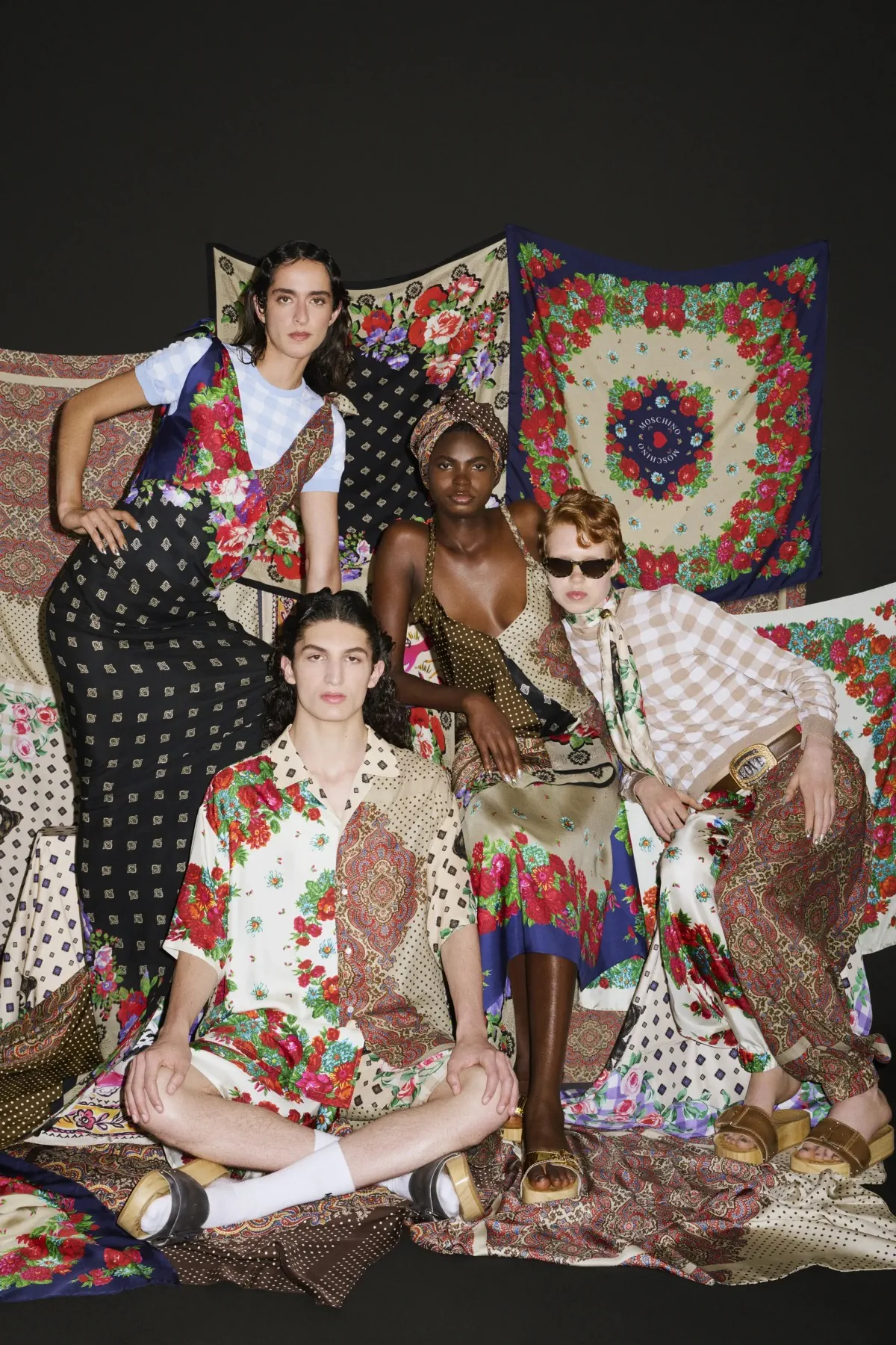 Adrian Appiolaza réinvente la masculinité avec sa collection printemps 2026 pour Moschino