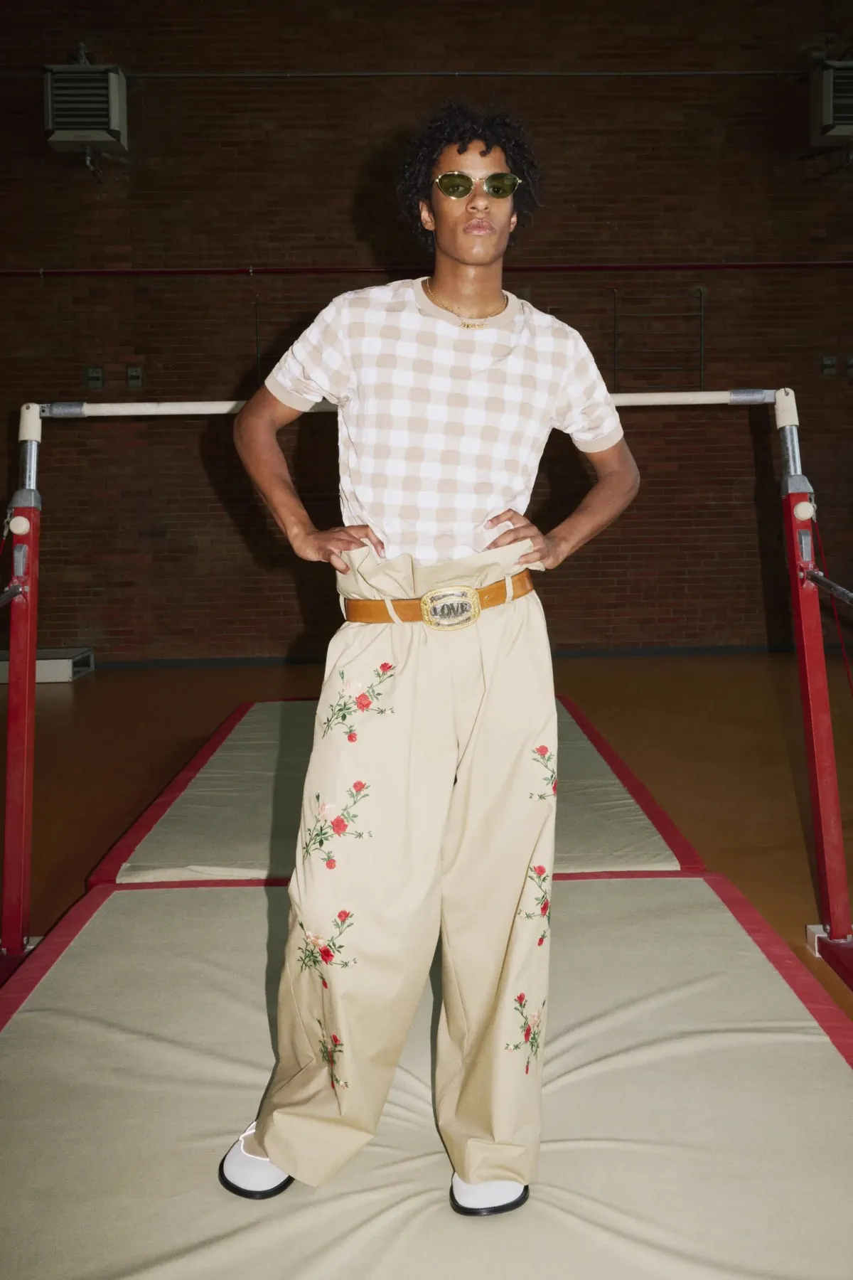 Adrian Appiolaza réinvente la masculinité avec sa collection printemps 2026 pour Moschino