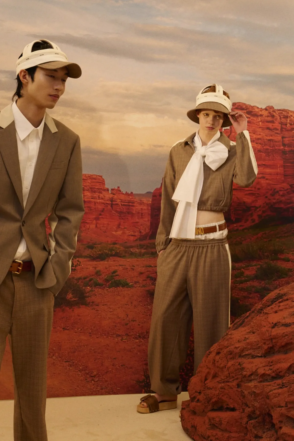 Adrian Appiolaza réinvente la masculinité avec sa collection printemps 2026 pour Moschino