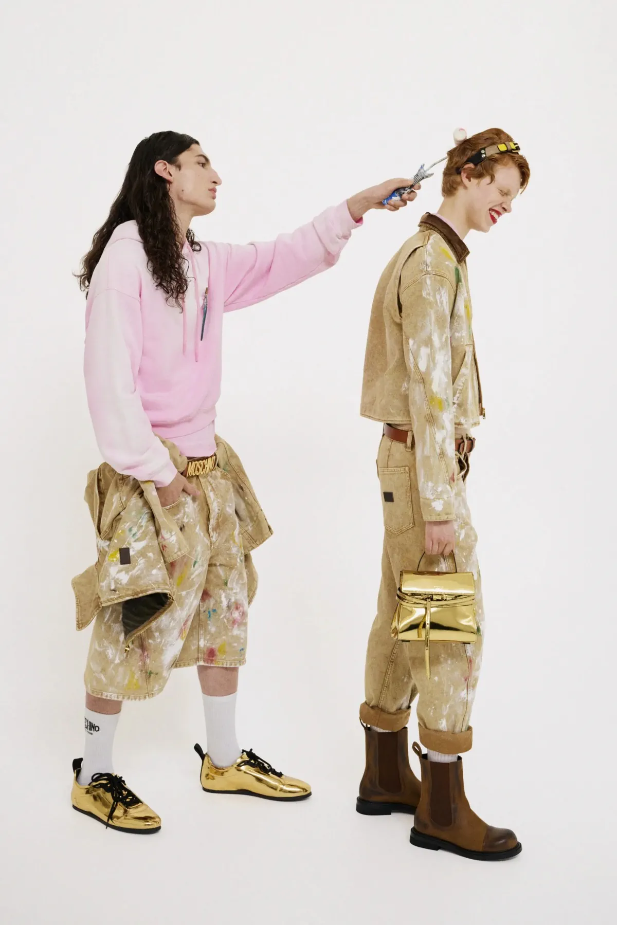 Adrian Appiolaza réinvente la masculinité avec sa collection printemps 2026 pour Moschino