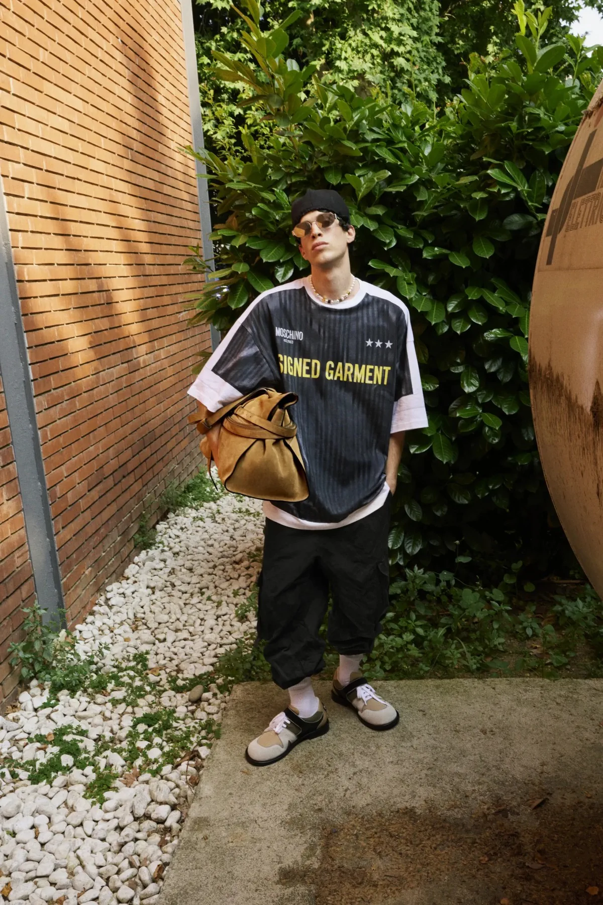Adrian Appiolaza réinvente la masculinité avec sa collection printemps 2026 pour Moschino