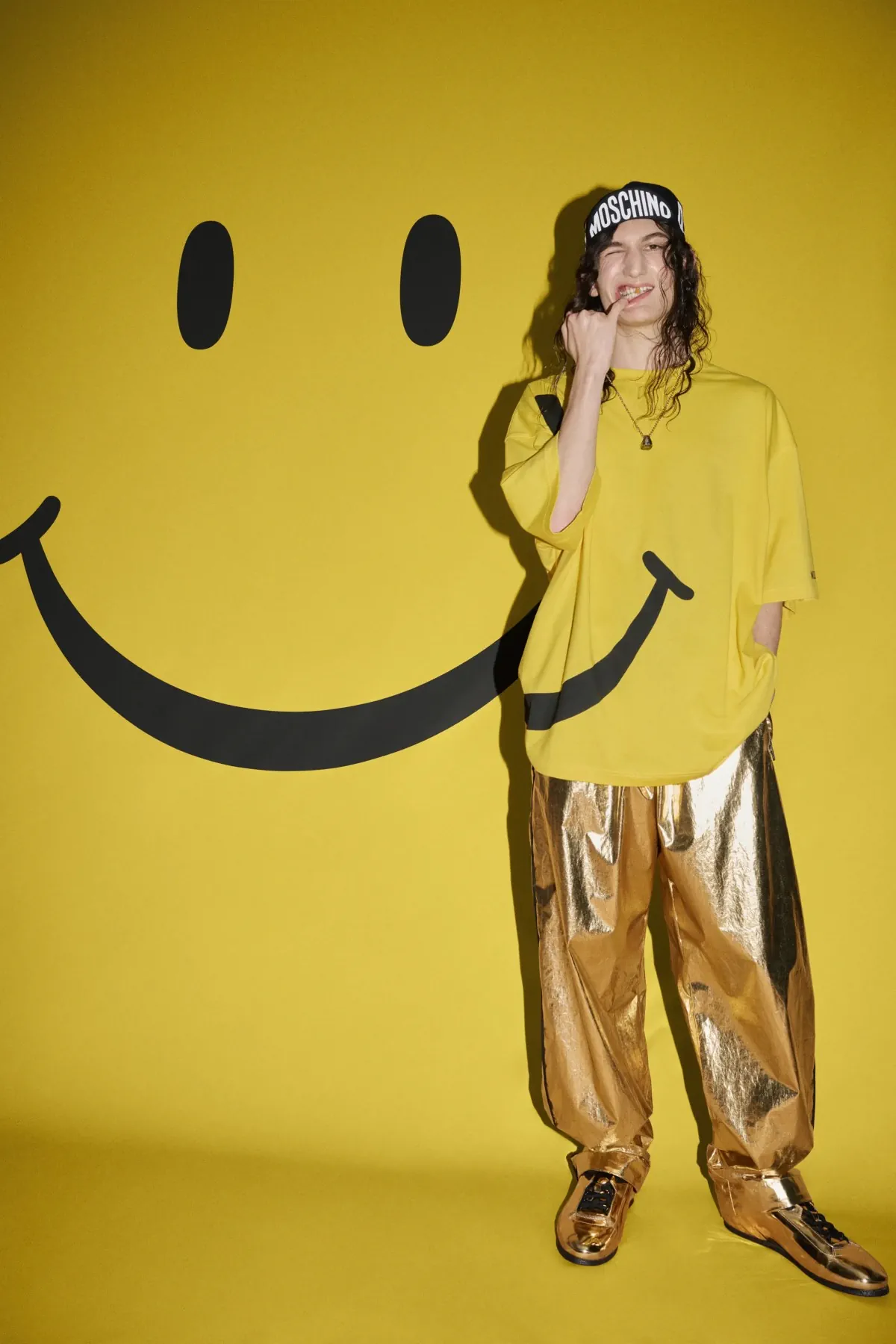 Adrian Appiolaza réinvente la masculinité avec sa collection printemps 2026 pour Moschino