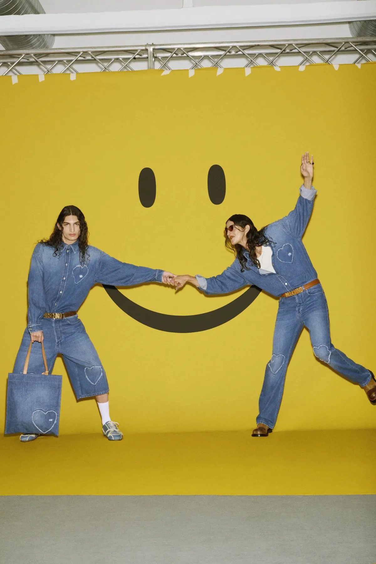 Adrian Appiolaza réinvente la masculinité avec sa collection printemps 2026 pour Moschino