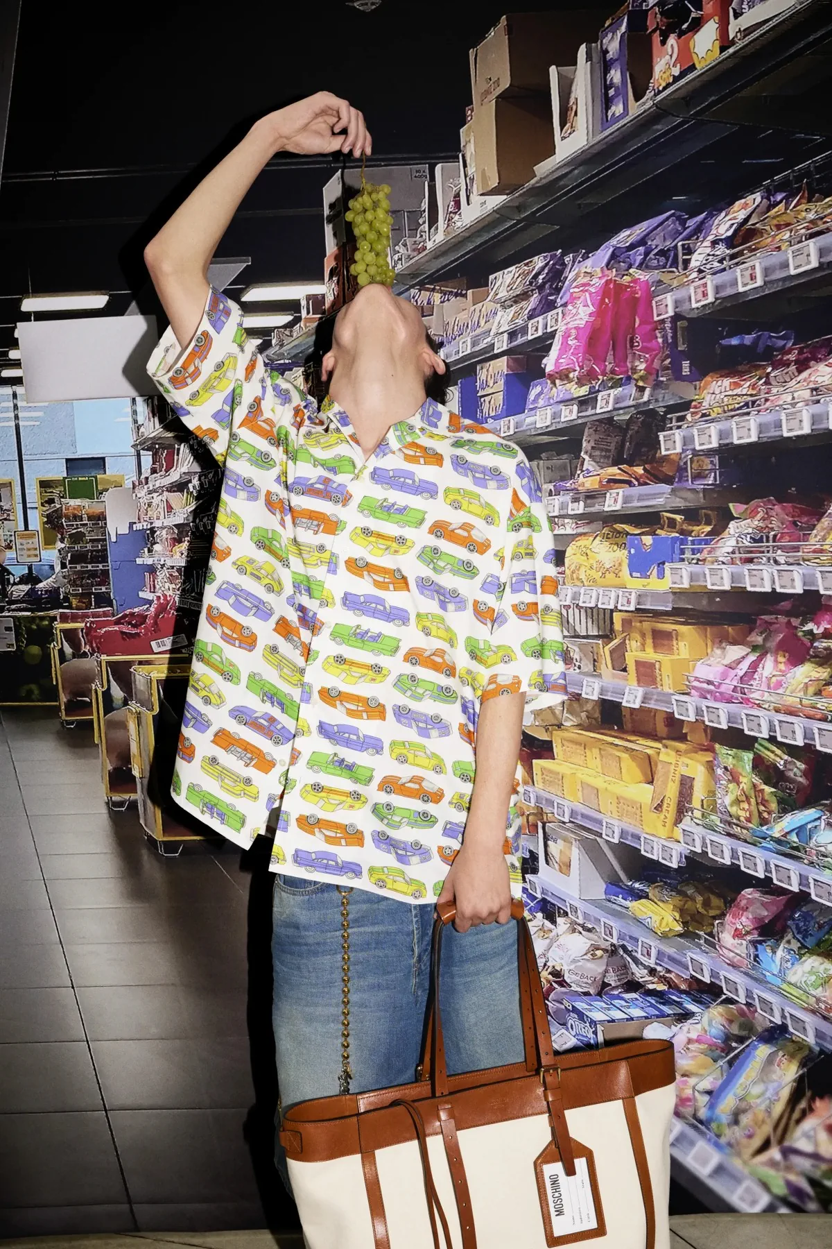Adrian Appiolaza réinvente la masculinité avec sa collection printemps 2026 pour Moschino