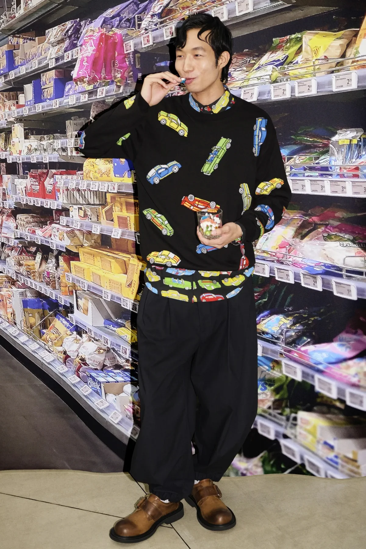 Adrian Appiolaza réinvente la masculinité avec sa collection printemps 2026 pour Moschino