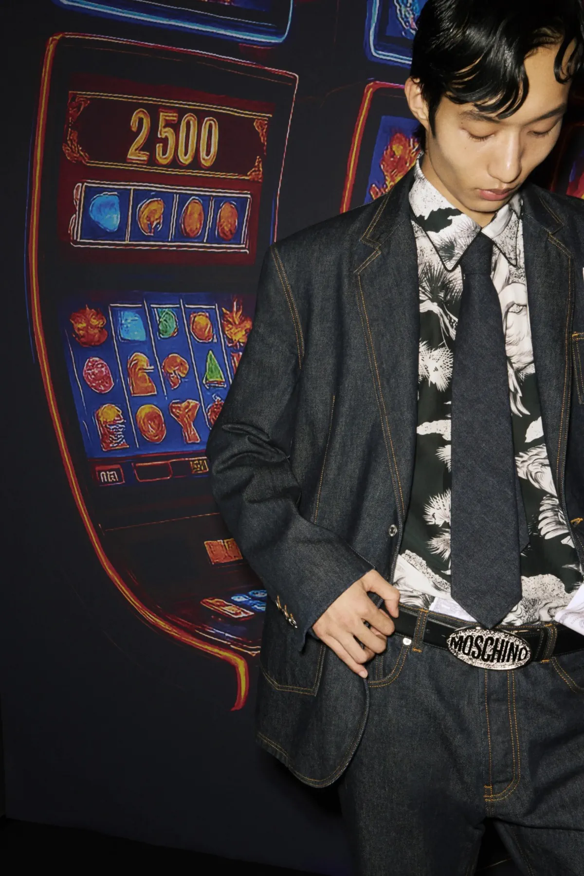 Adrian Appiolaza réinvente la masculinité avec sa collection printemps 2026 pour Moschino