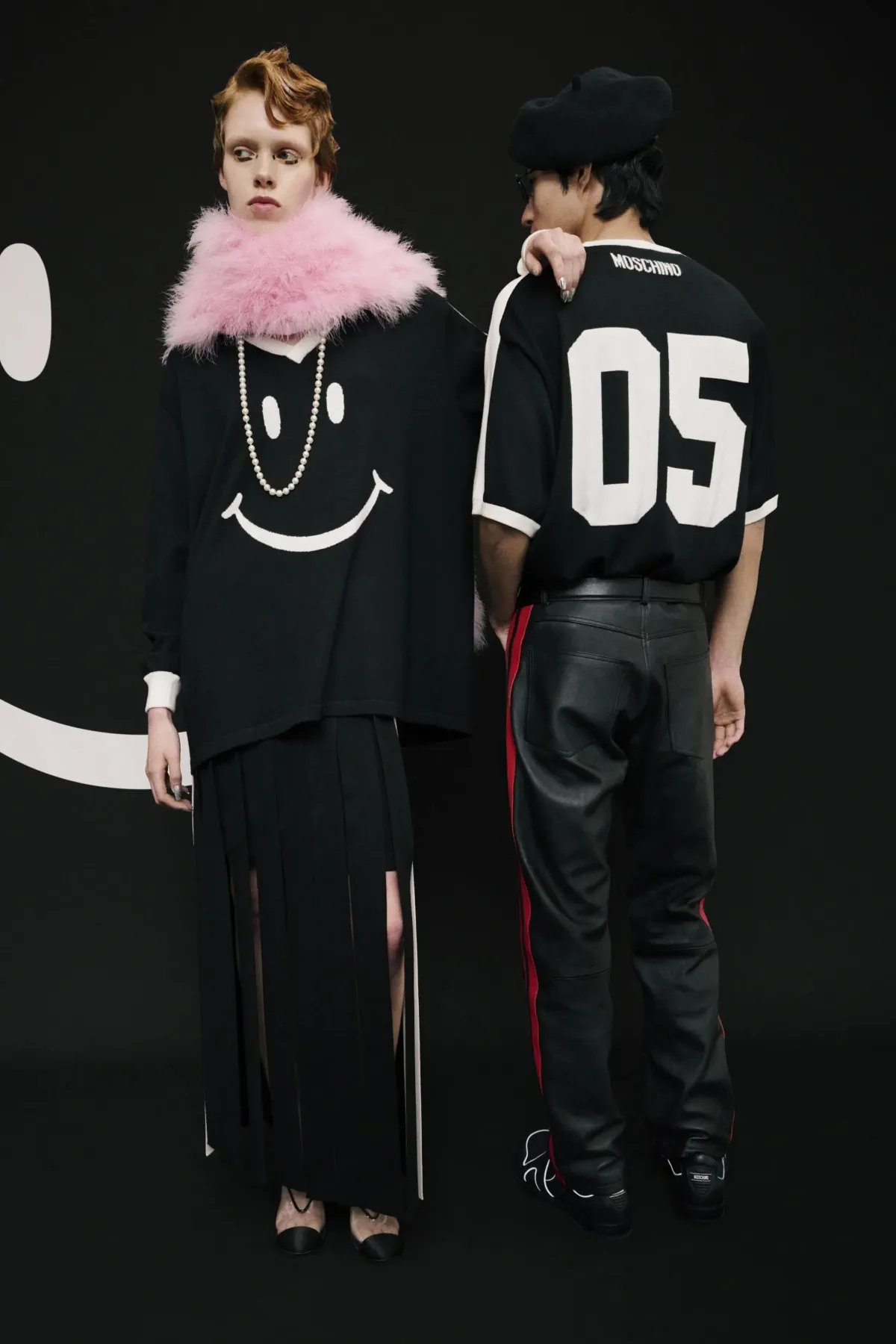 Adrian Appiolaza réinvente la masculinité avec sa collection printemps 2026 pour Moschino