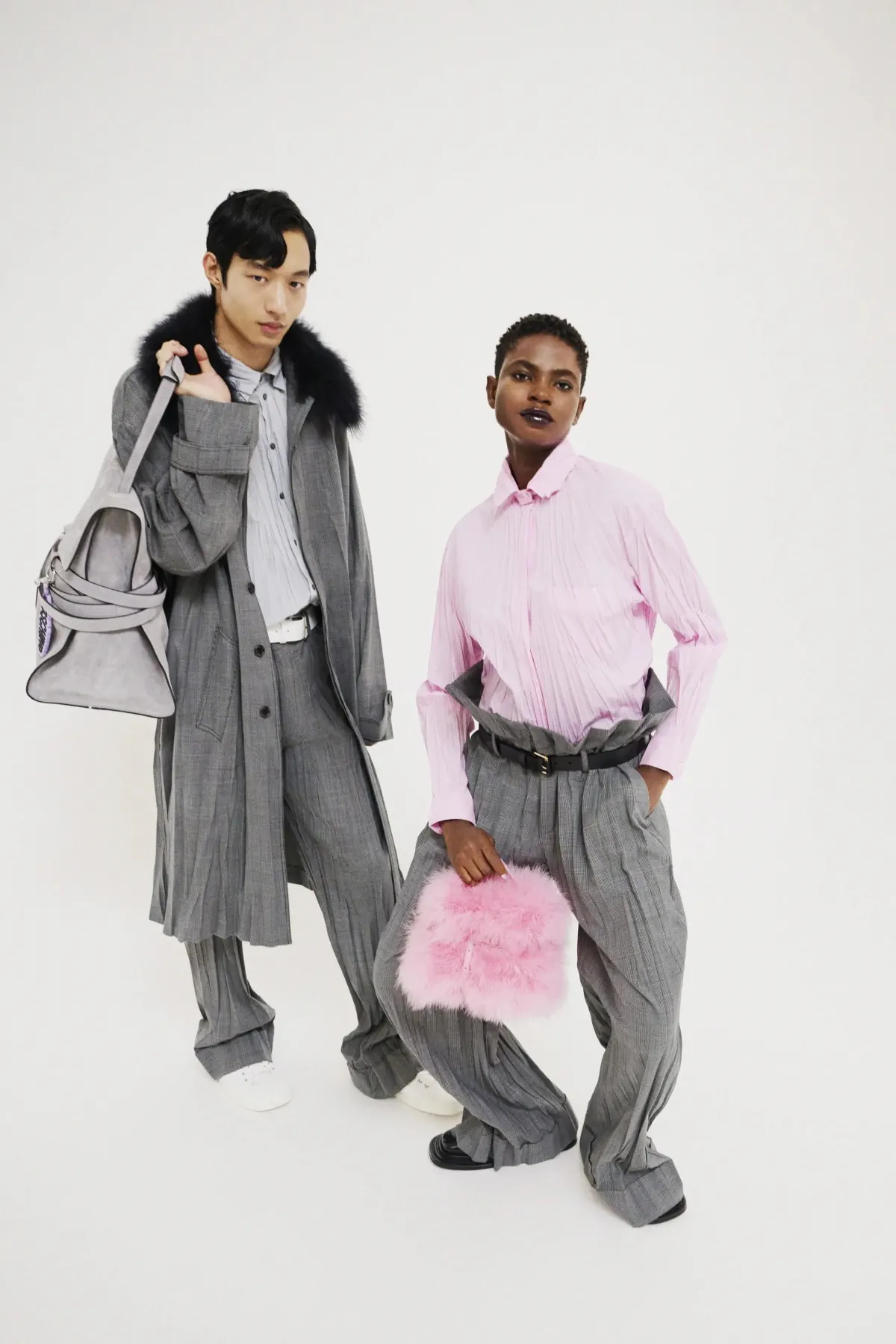 Adrian Appiolaza réinvente la masculinité avec sa collection printemps 2026 pour Moschino