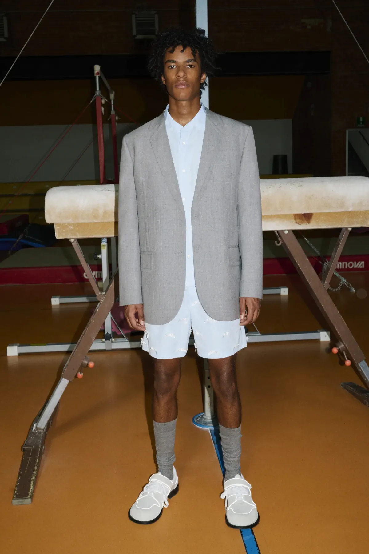 Adrian Appiolaza réinvente la masculinité avec sa collection printemps 2026 pour Moschino