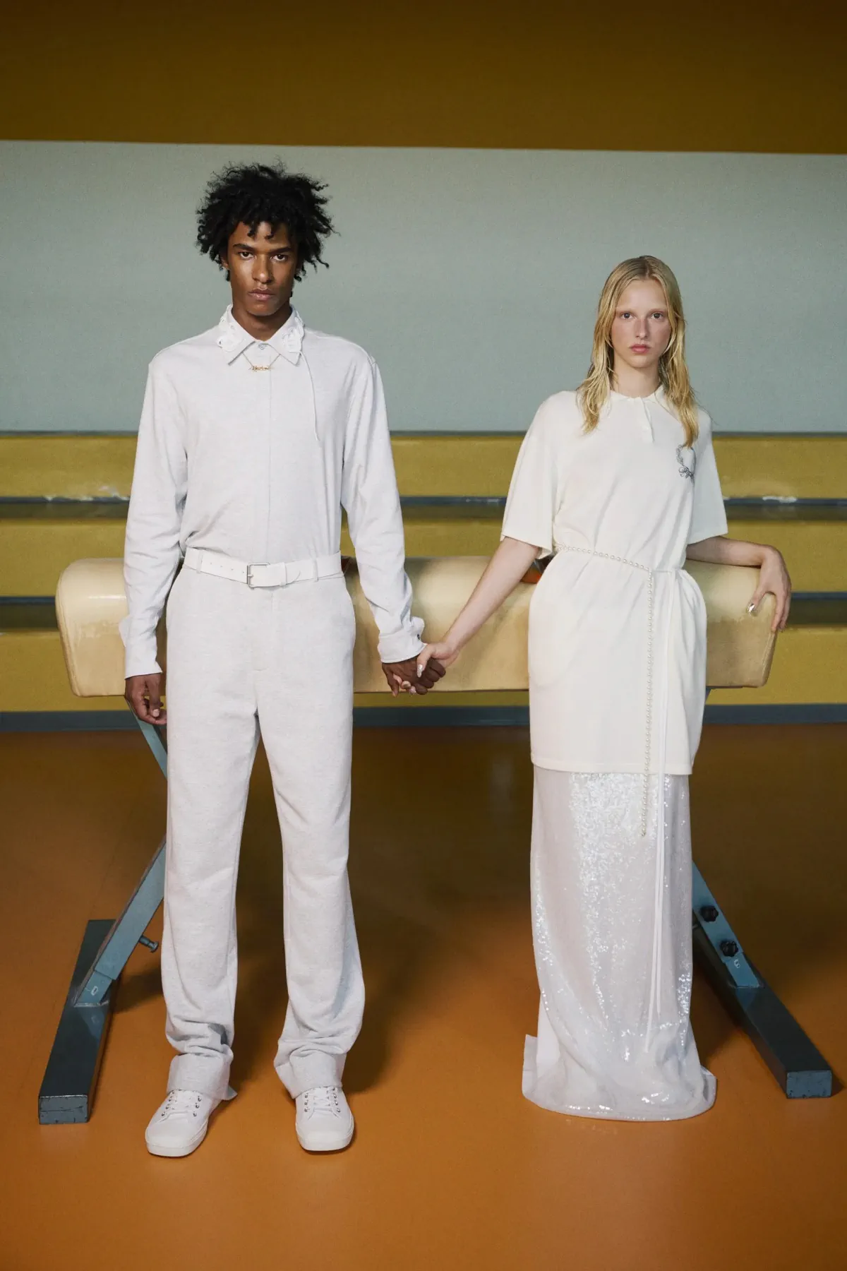 Adrian Appiolaza réinvente la masculinité avec sa collection printemps 2026 pour Moschino