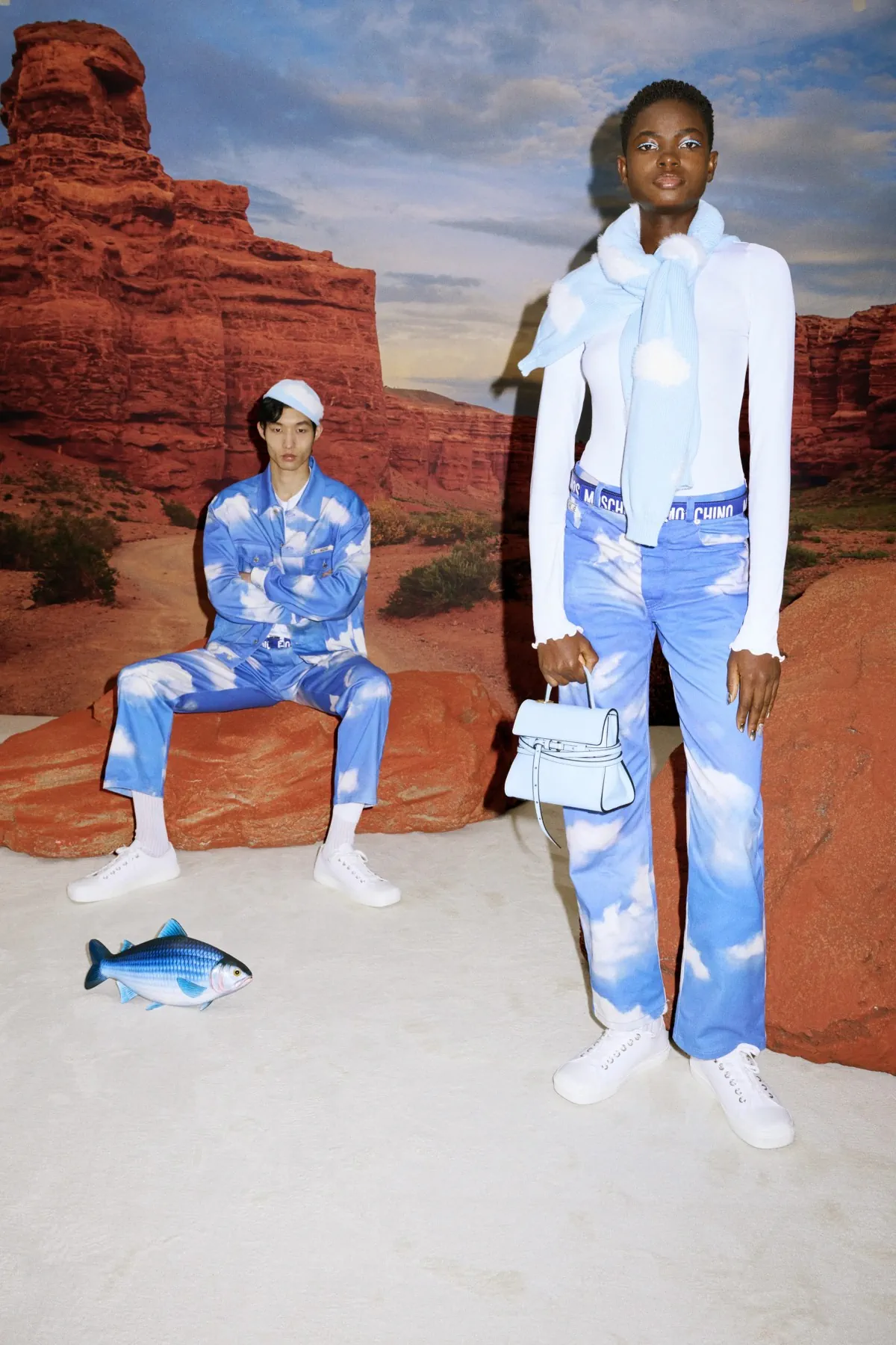 Adrian Appiolaza réinvente la masculinité avec sa collection printemps 2026 pour Moschino