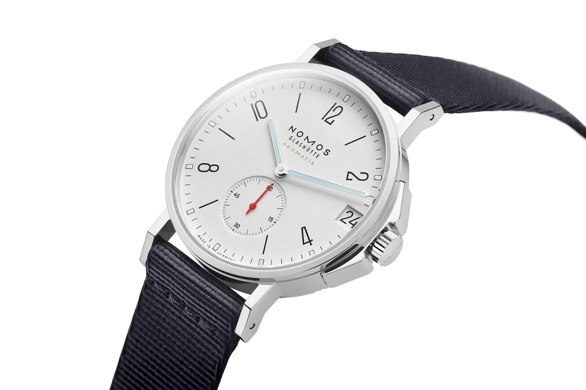 NOMOS Glashutte Ahoi neomatik 38 3 La NOMOS Glashütte Ahoi neomatik 38 revisite le style sport chic allemand