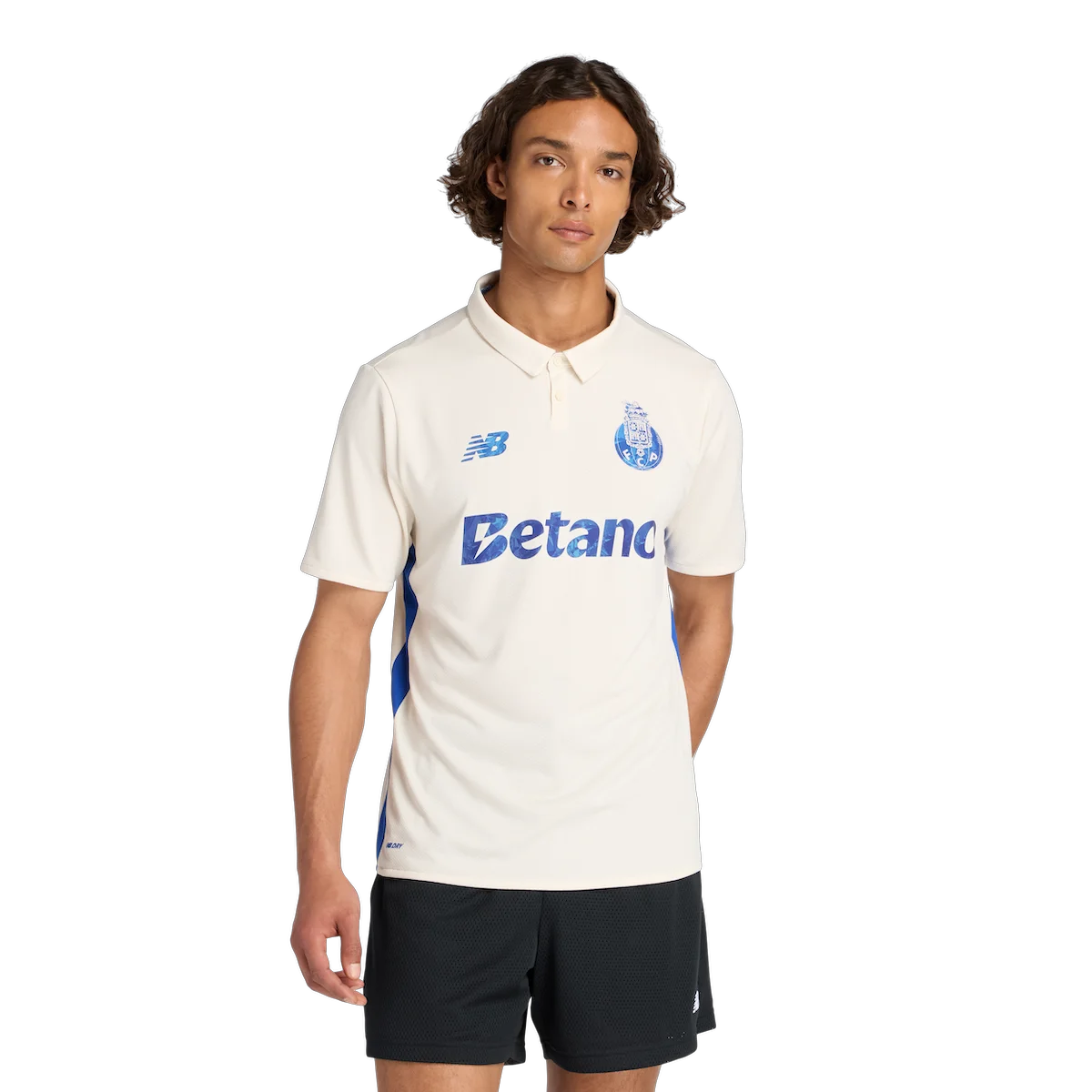 New Balance maillot THIRD x FC Porto Saison 2025 26 3 New Balance présente le maillot THIRD du FC Porto pour la saison 2025/2026, dans un blanc cassé raffiné