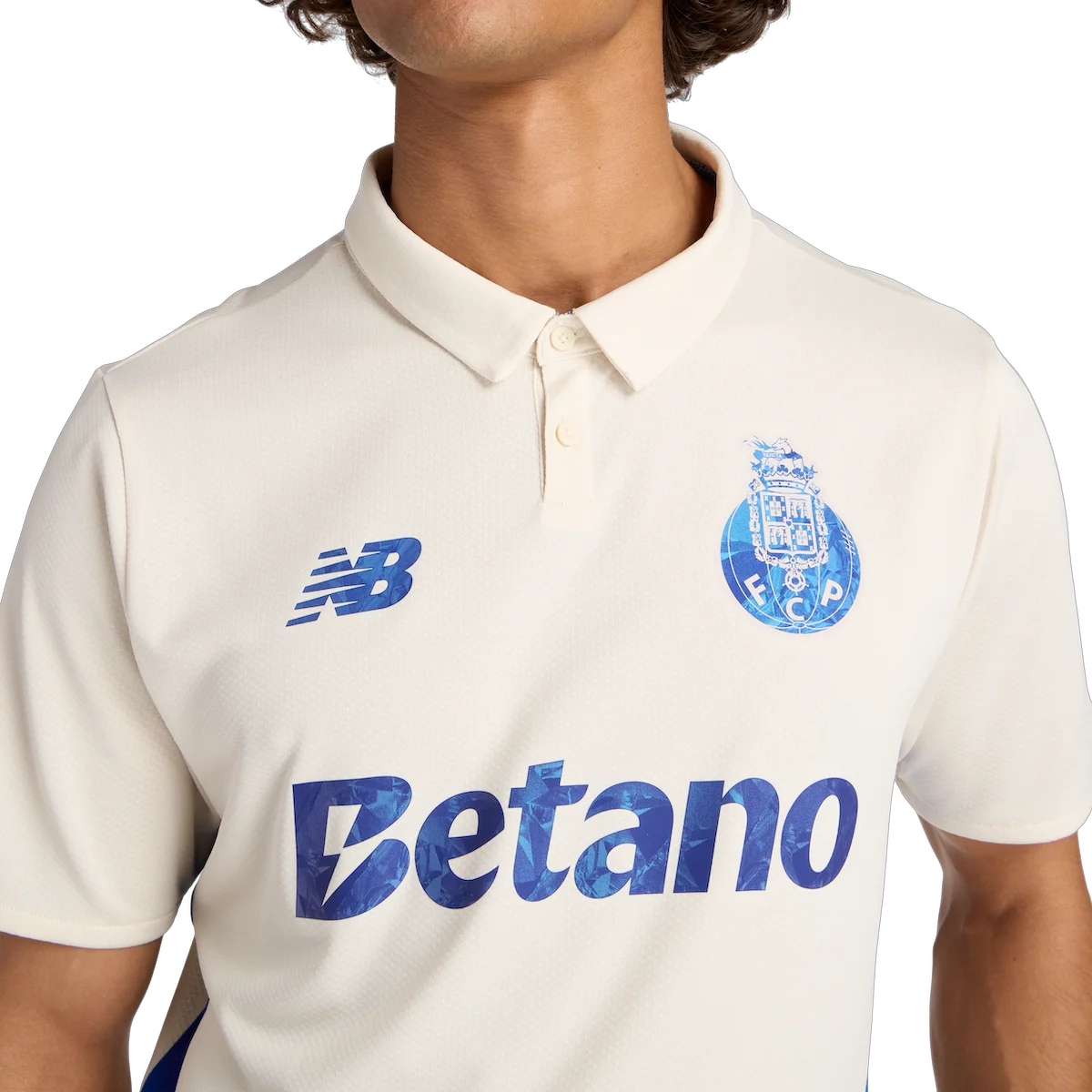 New Balance maillot THIRD x FC Porto Saison 2025 26 4 New Balance présente le maillot THIRD du FC Porto pour la saison 2025/2026, dans un blanc cassé raffiné