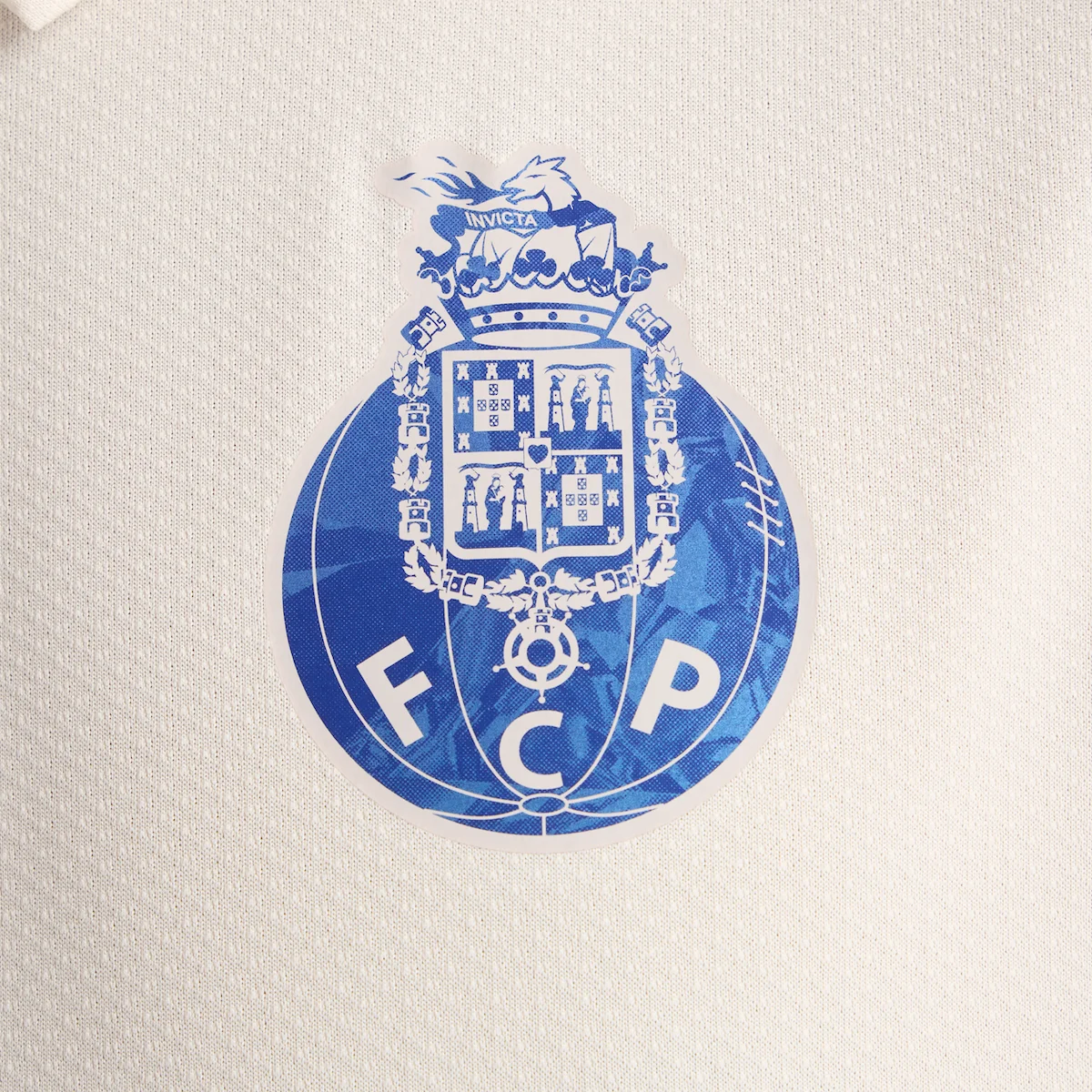 New Balance maillot THIRD x FC Porto Saison 2025 26 7 New Balance présente le maillot THIRD du FC Porto pour la saison 2025/2026, dans un blanc cassé raffiné