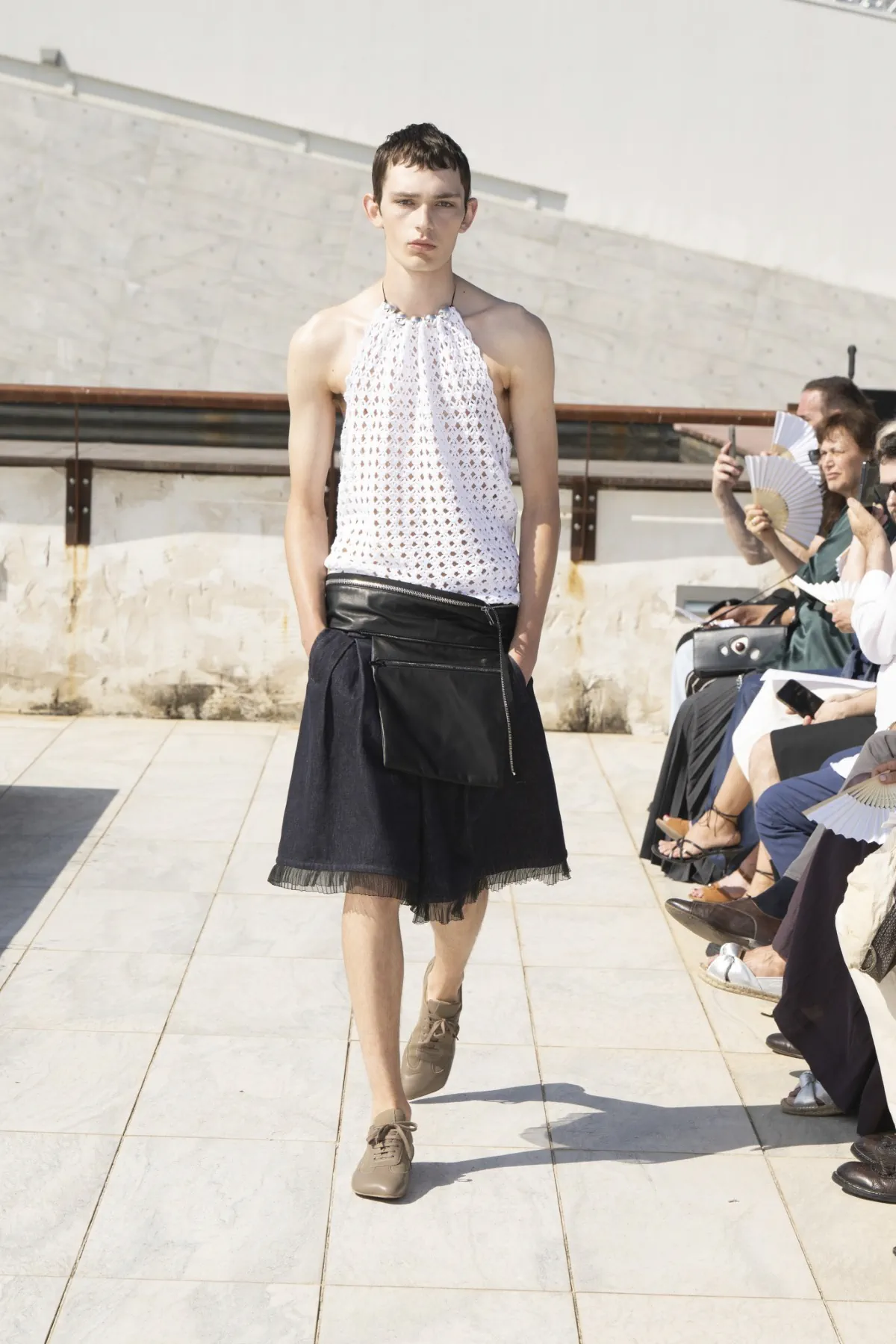 Avec sa collection printemps 2026 présentée au Pitti Uomo, Niccolò Pasqualetti révolutionne les codes masculins à Florence