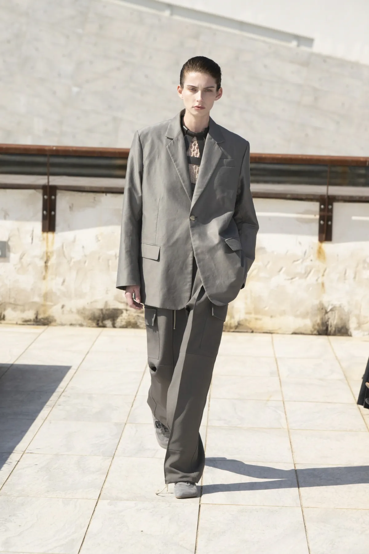 Avec sa collection printemps 2026 présentée au Pitti Uomo, Niccolò Pasqualetti révolutionne les codes masculins à Florence