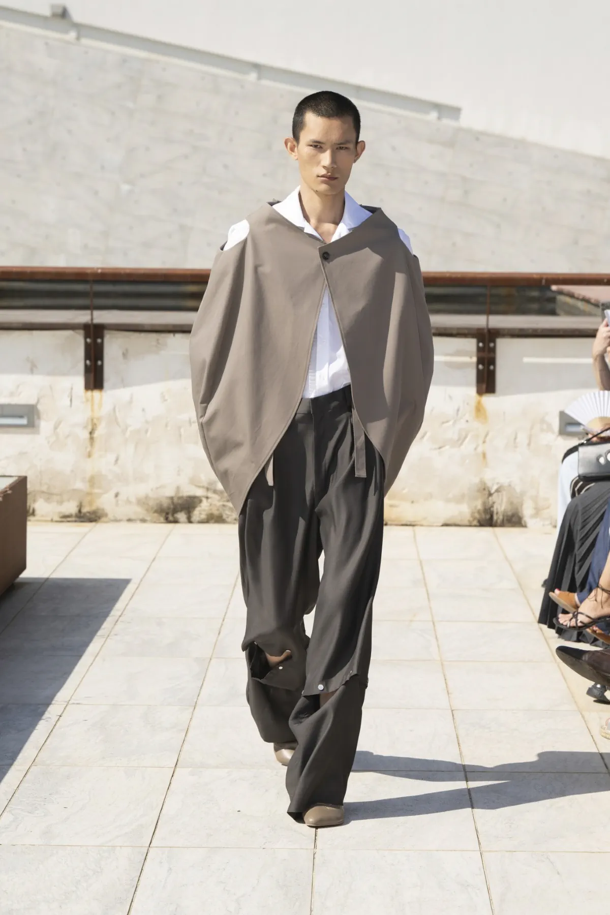 Avec sa collection printemps 2026 présentée au Pitti Uomo, Niccolò Pasqualetti révolutionne les codes masculins à Florence