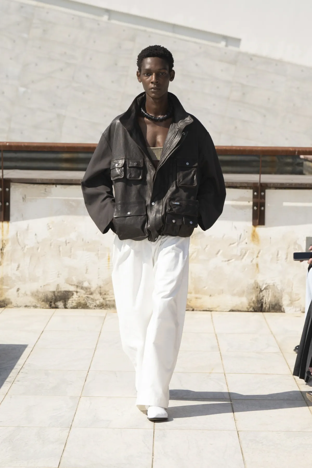 Avec sa collection printemps 2026 présentée au Pitti Uomo, Niccolò Pasqualetti révolutionne les codes masculins à Florence
