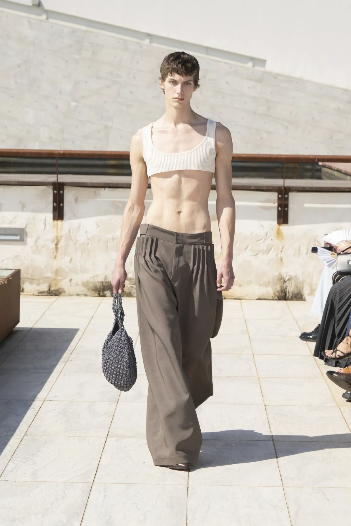 Avec sa collection printemps 2026 présentée au Pitti Uomo, Niccolò Pasqualetti révolutionne les codes masculins à Florence