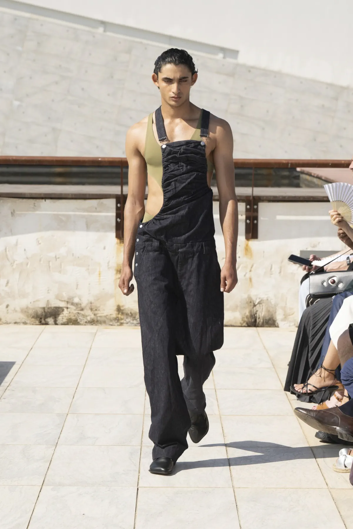 Avec sa collection printemps 2026 présentée au Pitti Uomo, Niccolò Pasqualetti révolutionne les codes masculins à Florence