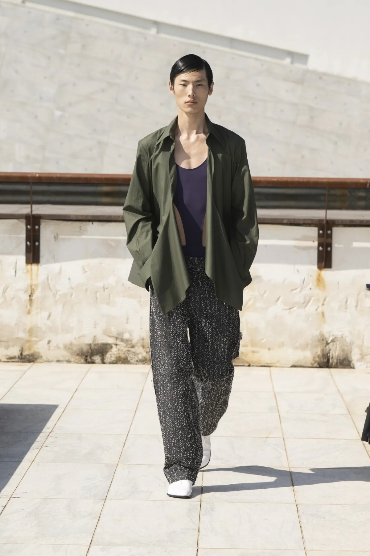 Avec sa collection printemps 2026 présentée au Pitti Uomo, Niccolò Pasqualetti révolutionne les codes masculins à Florence