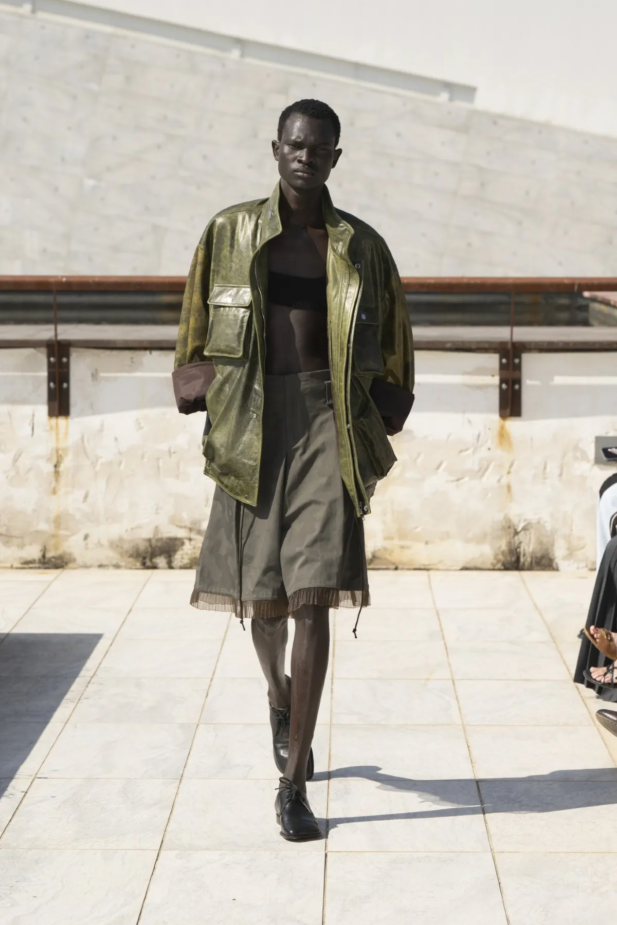 Avec sa collection printemps 2026 présentée au Pitti Uomo, Niccolò Pasqualetti révolutionne les codes masculins à Florence