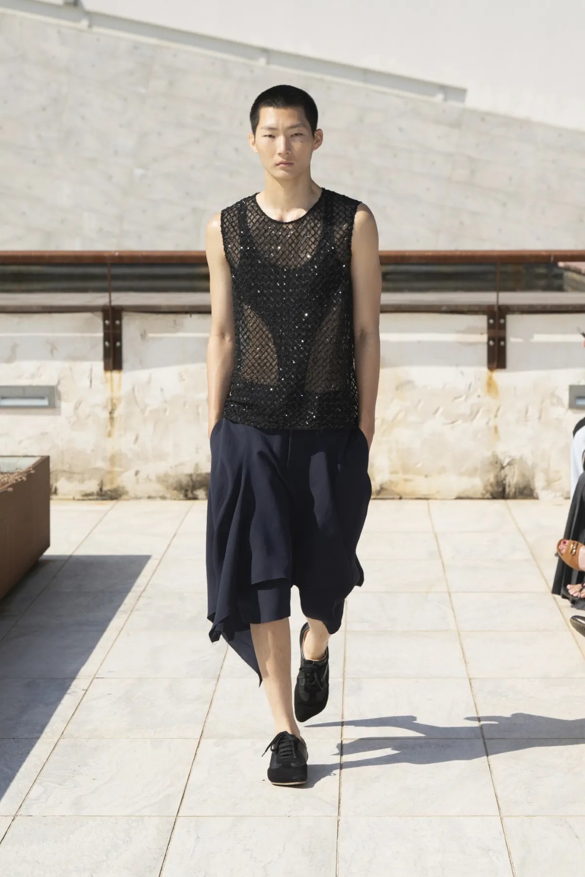 Avec sa collection printemps 2026 présentée au Pitti Uomo, Niccolò Pasqualetti révolutionne les codes masculins à Florence