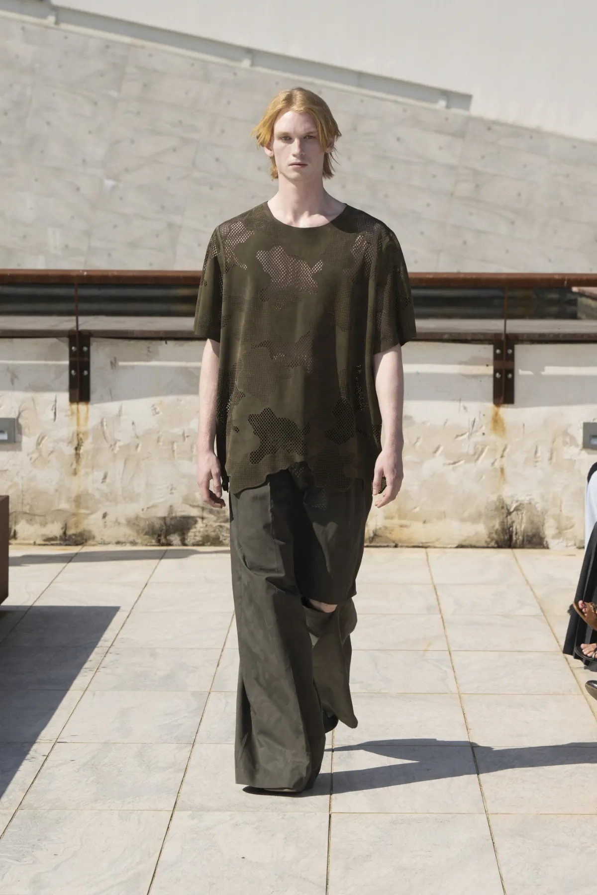 Avec sa collection printemps 2026 présentée au Pitti Uomo, Niccolò Pasqualetti révolutionne les codes masculins à Florence
