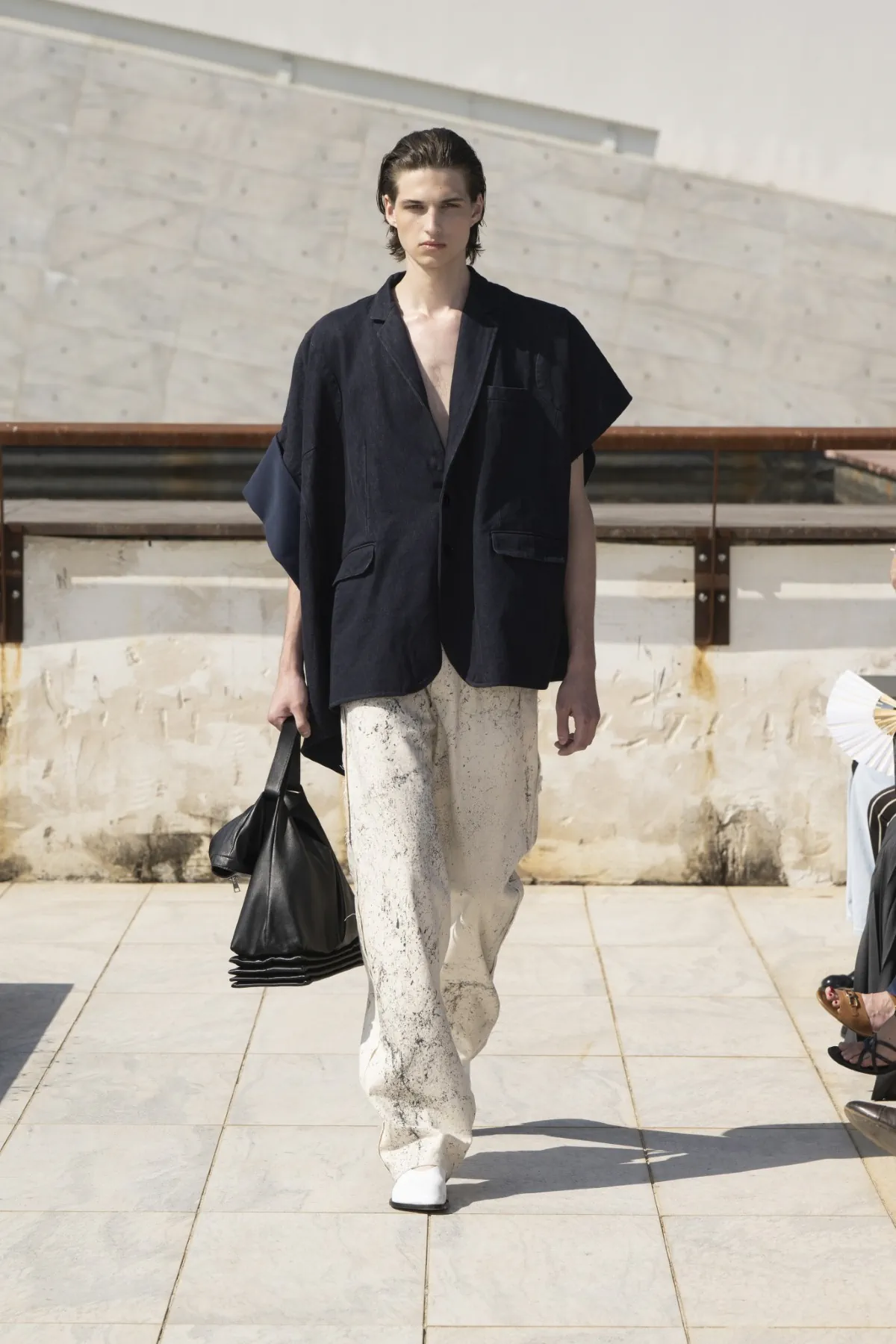 Avec sa collection printemps 2026 présentée au Pitti Uomo, Niccolò Pasqualetti révolutionne les codes masculins à Florence